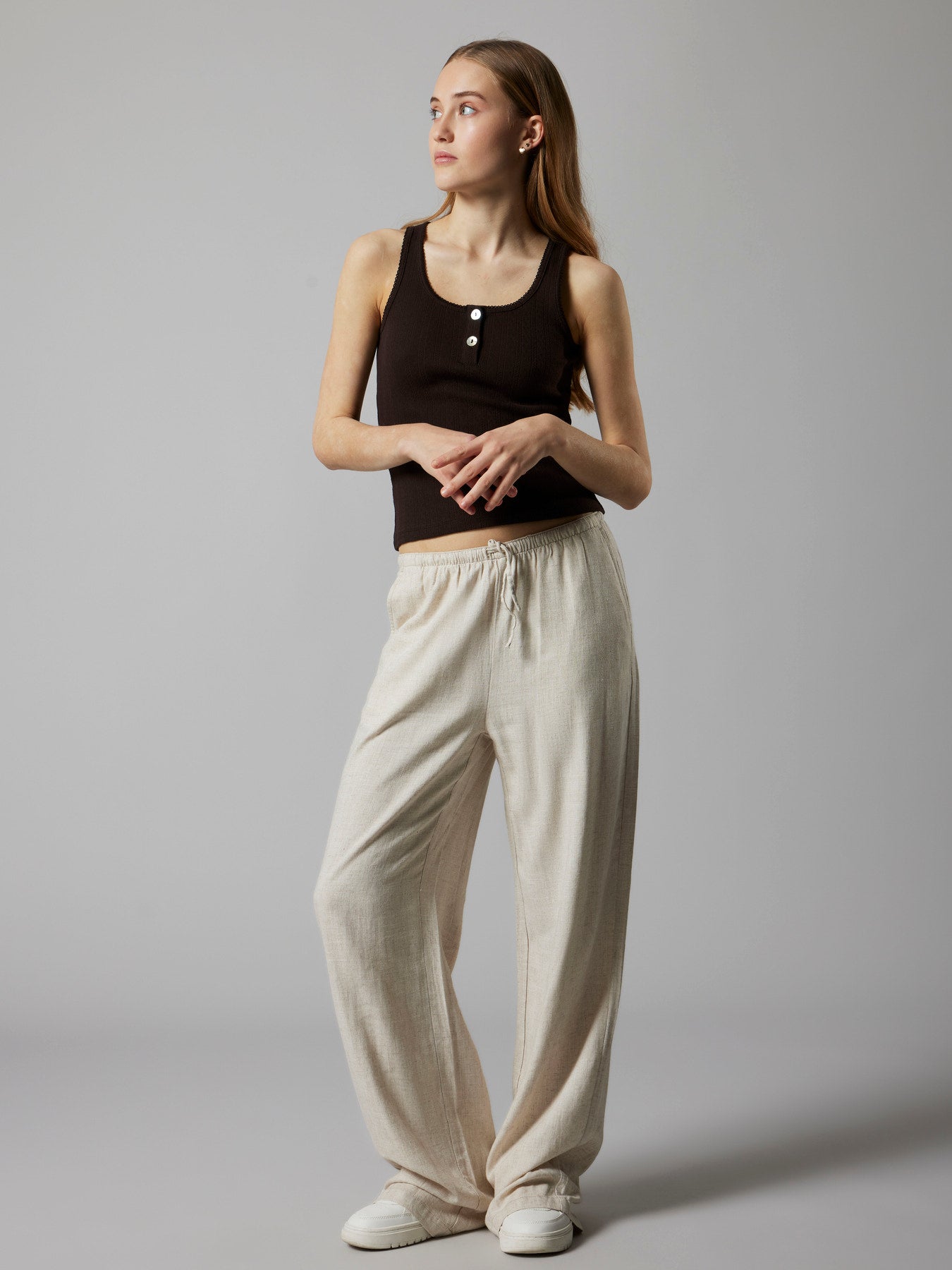 Beige linnebyxa till flicka. Tjej byxor i lin från LMTD. Linnebyxor till ungdom tjej.
NLFFINEN LW WIDE PANT NOOS
13243063