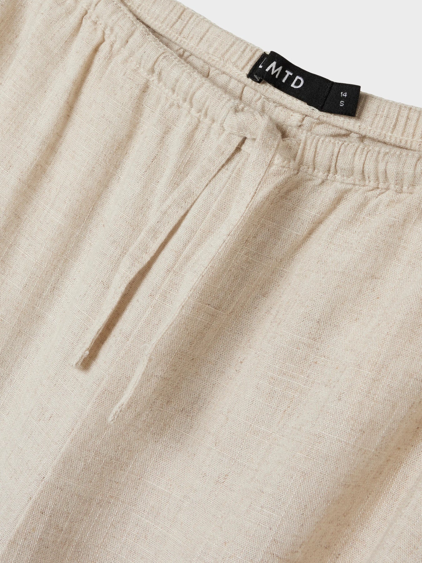 Beige linnebyxa till flicka. Tjej byxor i lin från LMTD. Linnebyxor till ungdom tjej.
NLFFINEN LW WIDE PANT NOOS
13243063