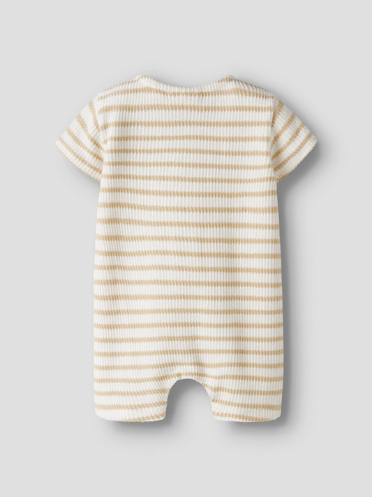 Randig gul och vit sunsuit till bebis pojke och flicka. Unisex soldräkt med kort ärm och korta ben till baby pojke. Ekologiska bebiskläder till nyfödd som behöver vår finaste sunsuit från Lil 'Atelier.
NBMTADEO SS LOOSE SUIT LIL
13243710