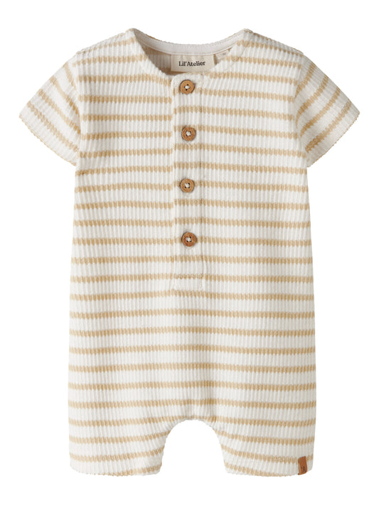 Randig gul och vit sunsuit till bebis pojke och flicka. Unisex soldräkt med kort ärm och korta ben till baby pojke. Ekologiska bebiskläder till nyfödd som behöver vår finaste sunsuit från Lil 'Atelier.
NBMTADEO SS LOOSE SUIT LIL
13243710