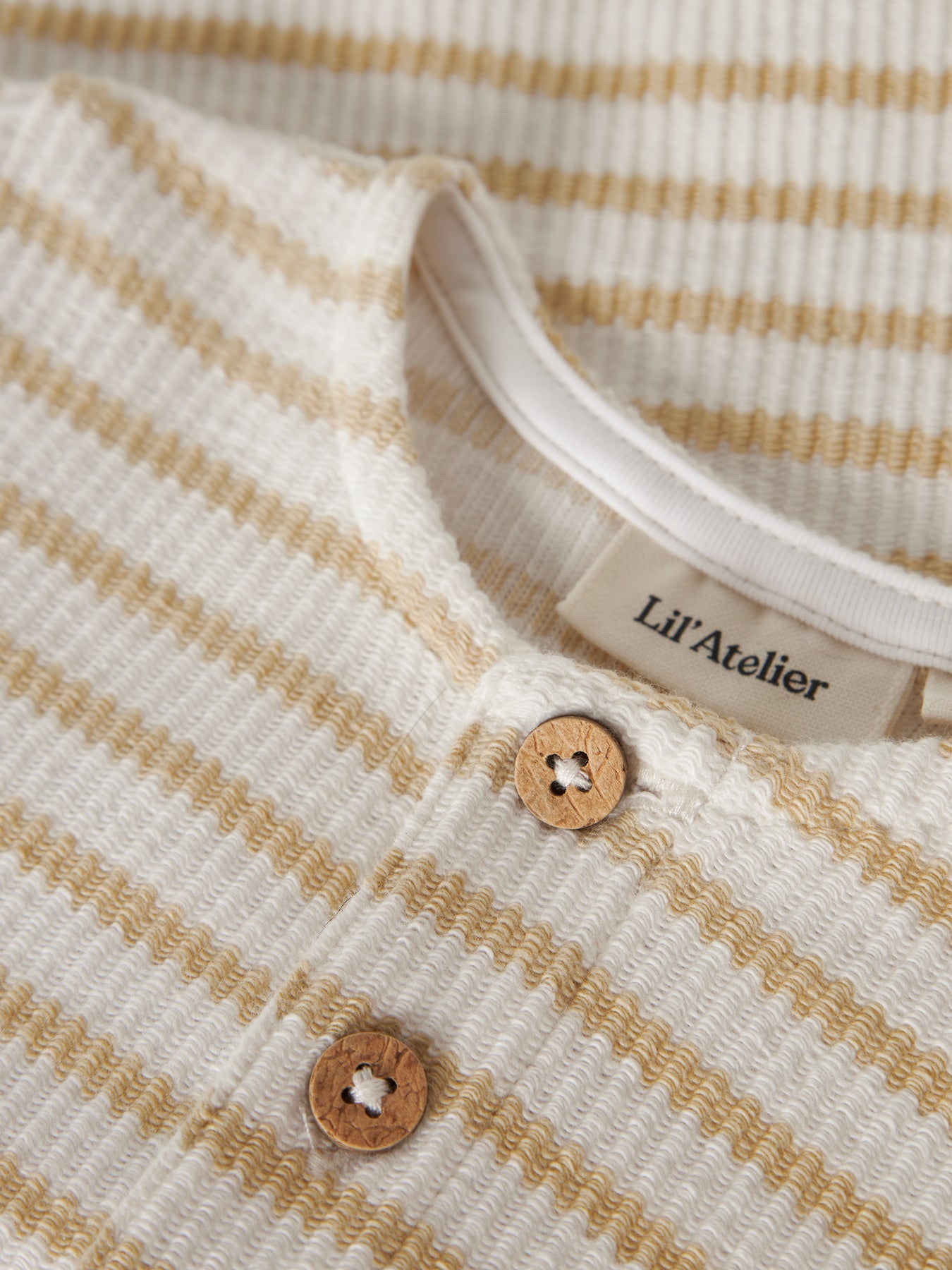 Randig gul och vit sunsuit till bebis pojke och flicka. Unisex soldräkt med kort ärm och korta ben till baby pojke. Ekologiska bebiskläder till nyfödd som behöver vår finaste sunsuit från Lil 'Atelier.
NBMTADEO SS LOOSE SUIT LIL
13243710