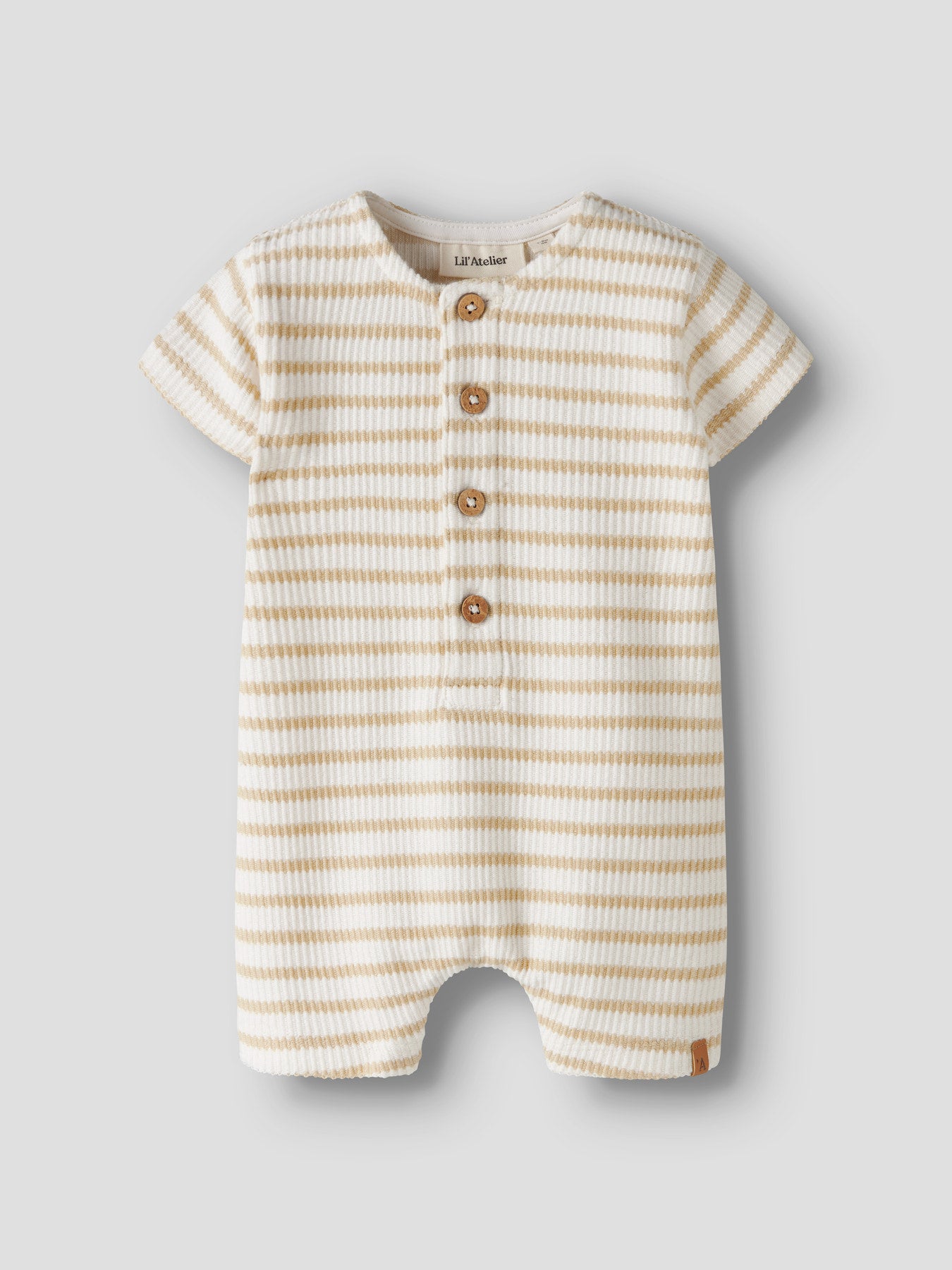Randig gul och vit sunsuit till bebis pojke och flicka. Unisex soldräkt med kort ärm och korta ben till baby pojke. Ekologiska bebiskläder till nyfödd som behöver vår finaste sunsuit från Lil 'Atelier.
NBMTADEO SS LOOSE SUIT LIL
13243710