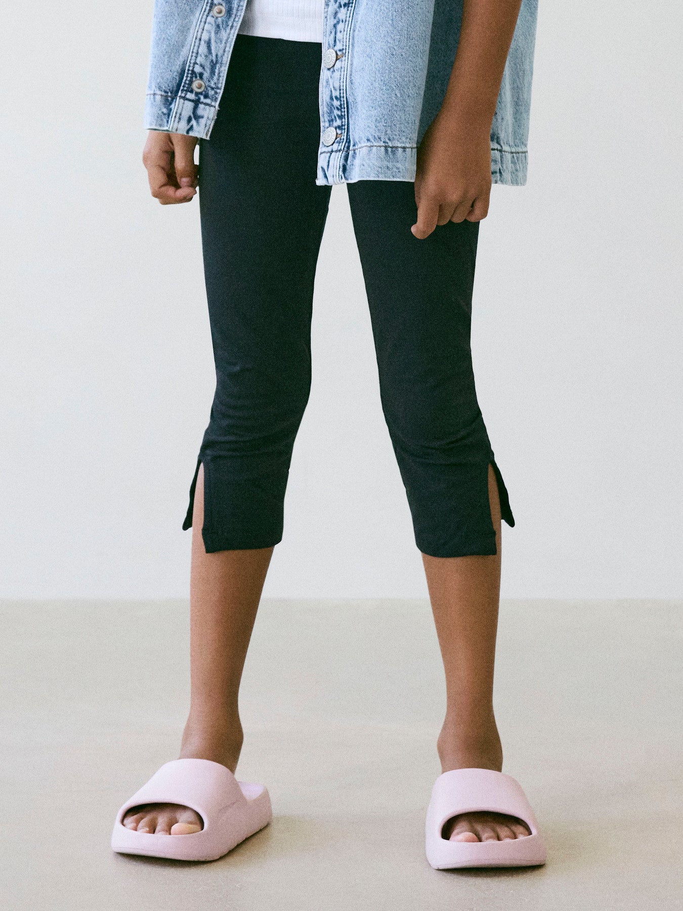 Svarta capri byxor till flicka. Kortare leggings i capri modell till ungdom tjej. Svart capri legging med sprund vid benslut från Name it.
NKFJENNELA CAPRI LEGGING
13244352