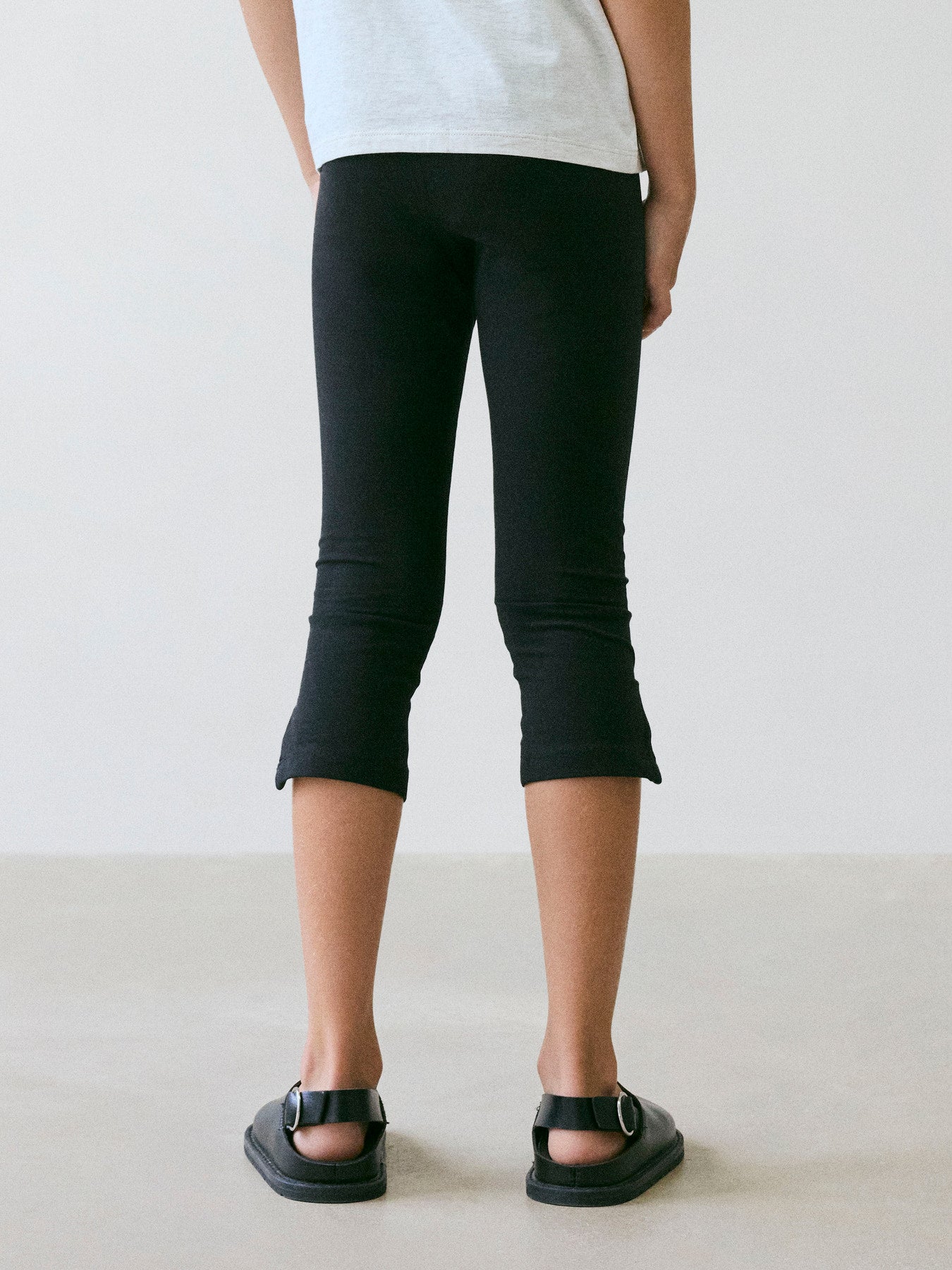 Svarta capri byxor till flicka. Kortare leggings i capri modell till ungdom tjej. Svart capri legging med sprund vid benslut från Name it.
NKFJENNELA CAPRI LEGGING
13244352