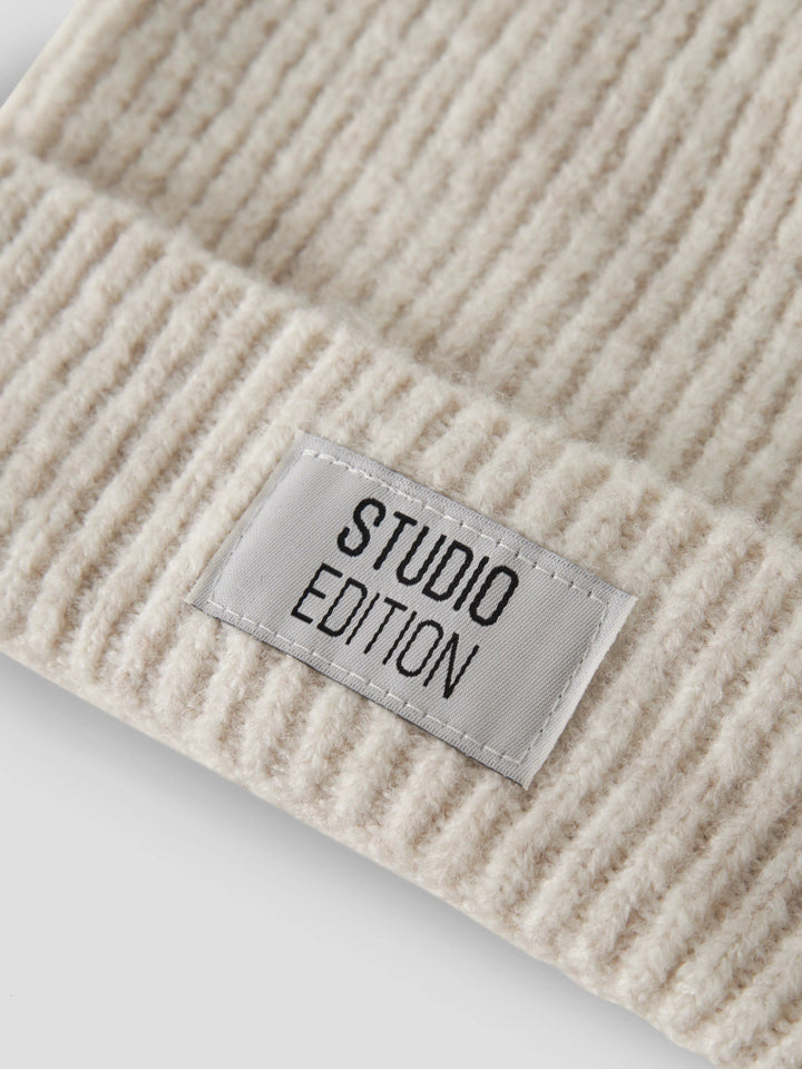 Name It Kids Maj ljusbeige stickad mössa med Studio Edition-label för flicka – Rainy Day – 13245397