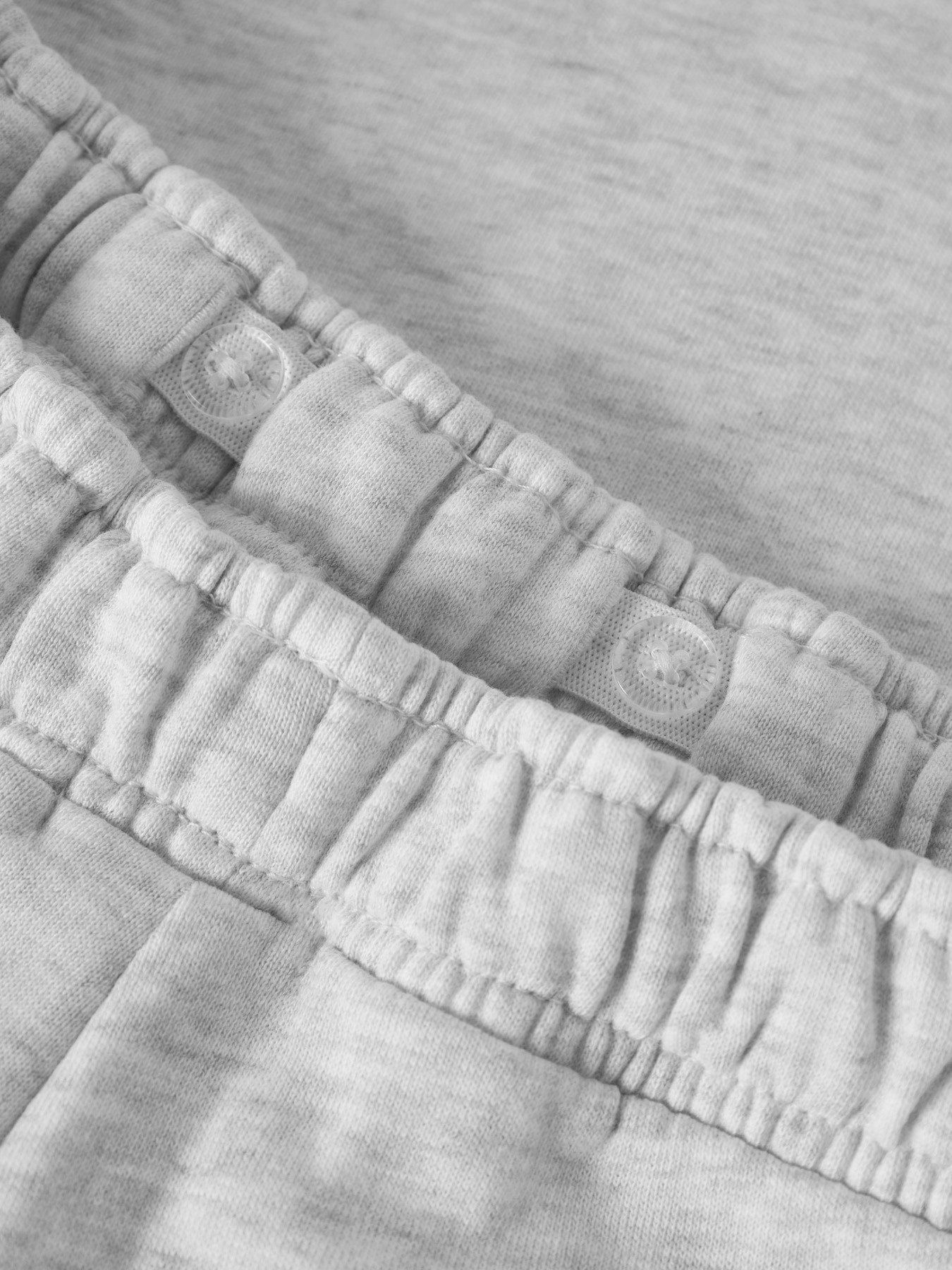 LMTD låg ljusgrå vida sweatbyxor för ungdom tjej i ekologisk bomull och återvunnen polyester med elastisk midja och mjuk sweatkvalitet