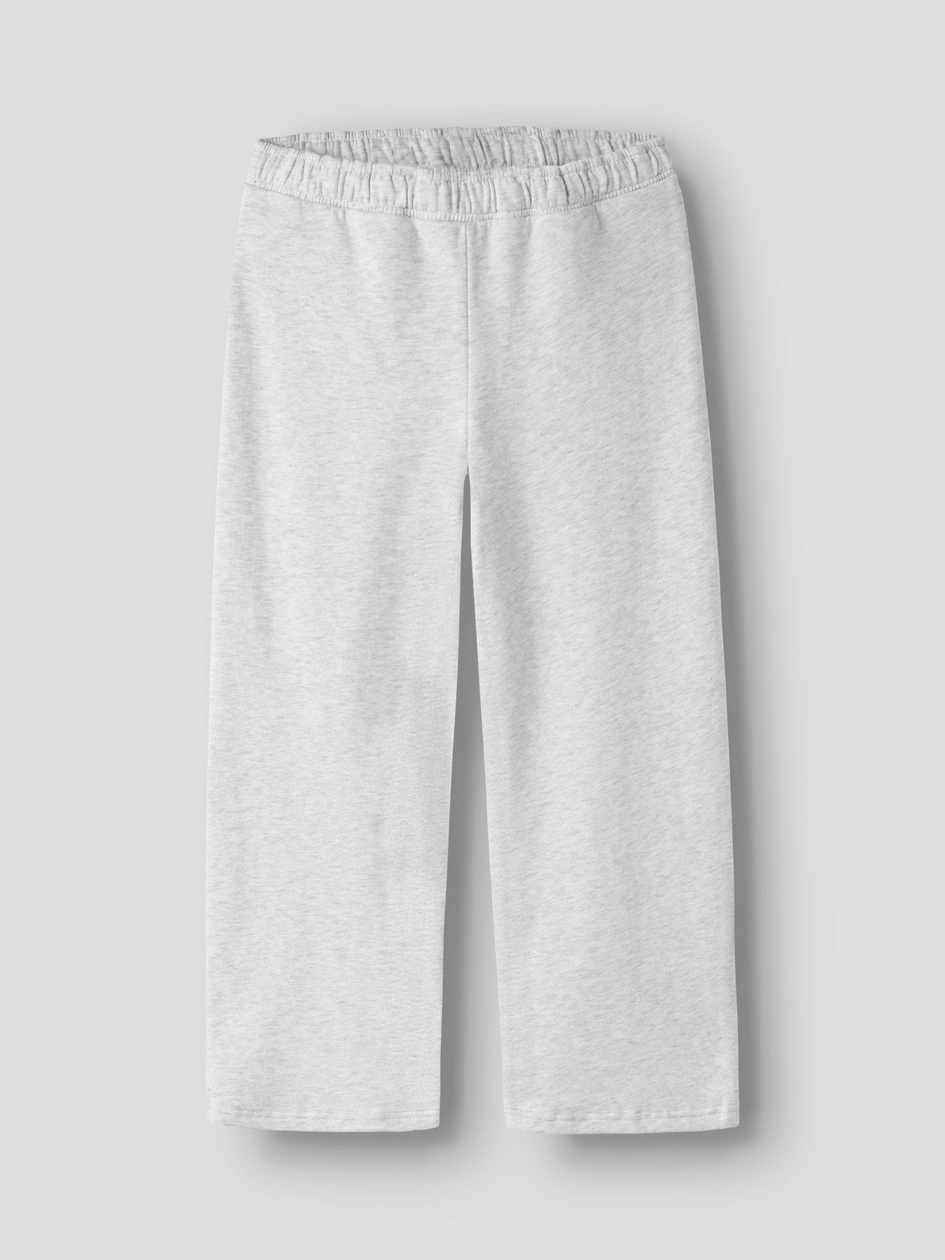 LMTD låg ljusgrå vida sweatbyxor för ungdom tjej i ekologisk bomull och återvunnen polyester med elastisk midja och mjuk sweatkvalitet