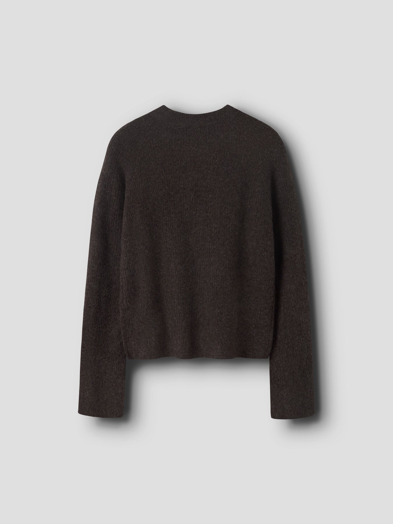 LMTD Kleave stickad brun tröja för ungdomstjej i mjuk fluffig kvalitet med lång ärm och kort modern passform.