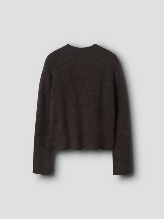 LMTD Kleave stickad brun tröja för ungdomstjej i mjuk fluffig kvalitet med lång ärm och kort modern passform.
