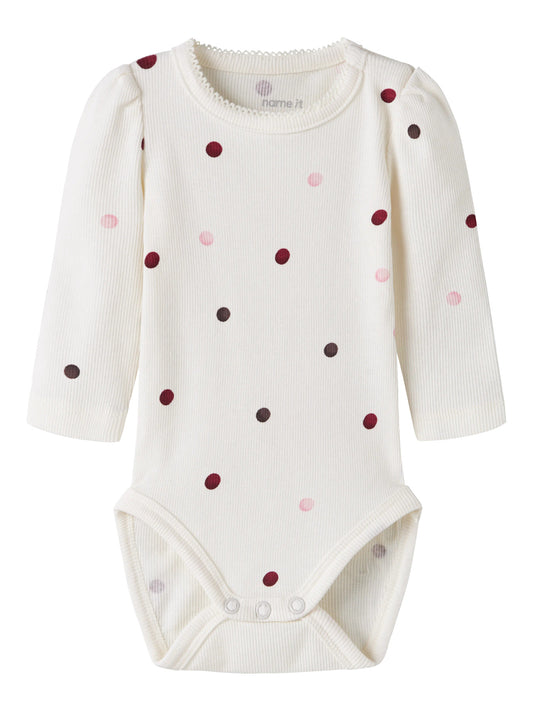 Prickig söt ribbad baby body till nyfödd flicka från Name it. Söt body med lite puffig ärm från Name it till bebis flicka.
NBFNUTTI LS BODY NOOS
13246480