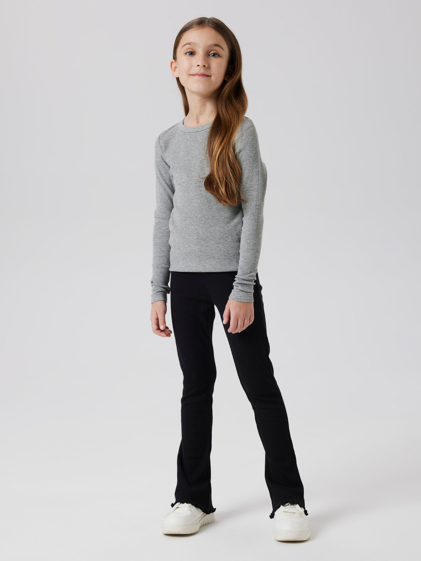 Name It svarta bootcut leggings för flicka i ekologisk bomull med ribbad struktur och mjuk stretchkvalitet