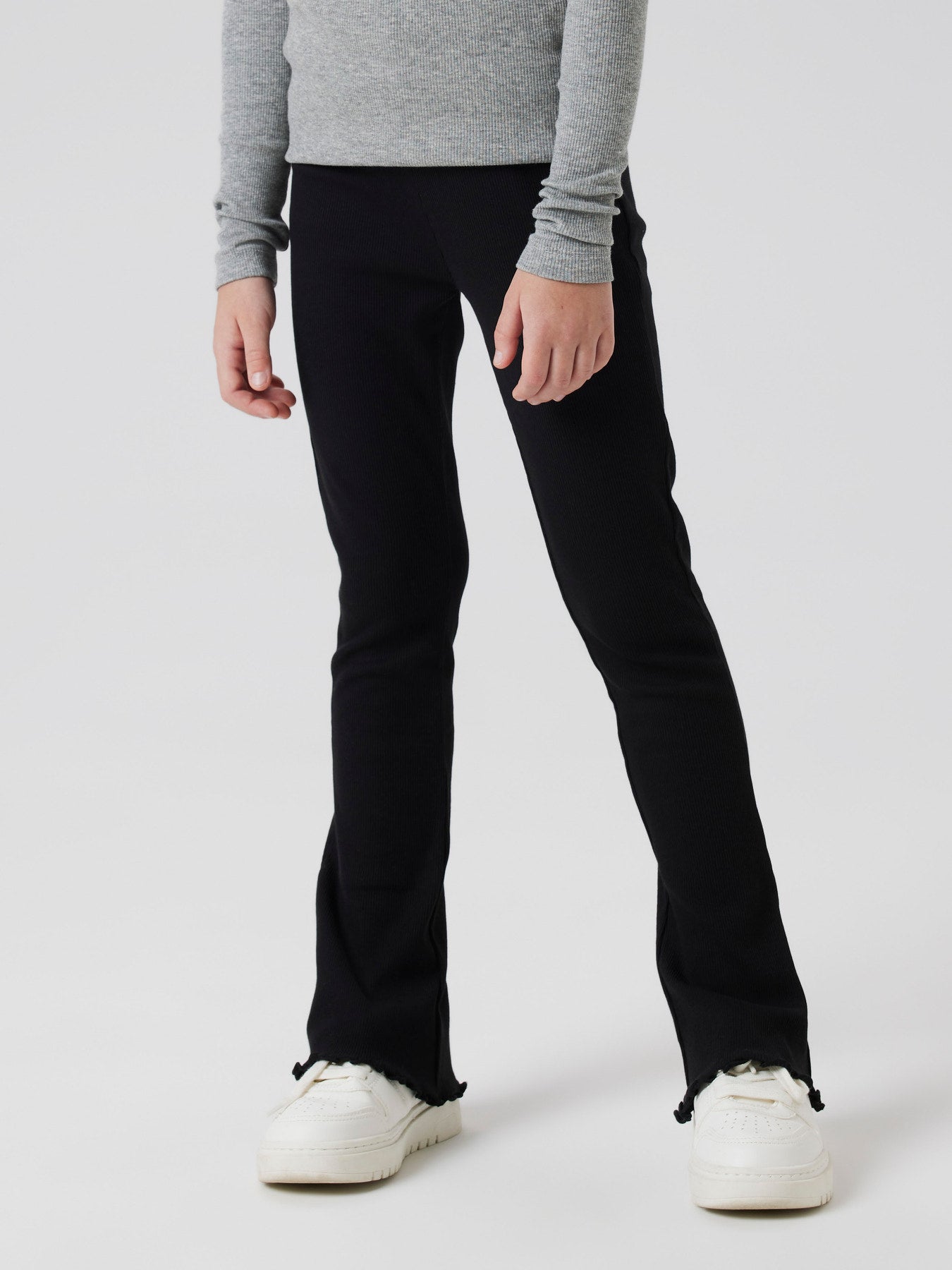Name It svarta bootcut leggings för flicka i ekologisk bomull med ribbad struktur och mjuk stretchkvalitet