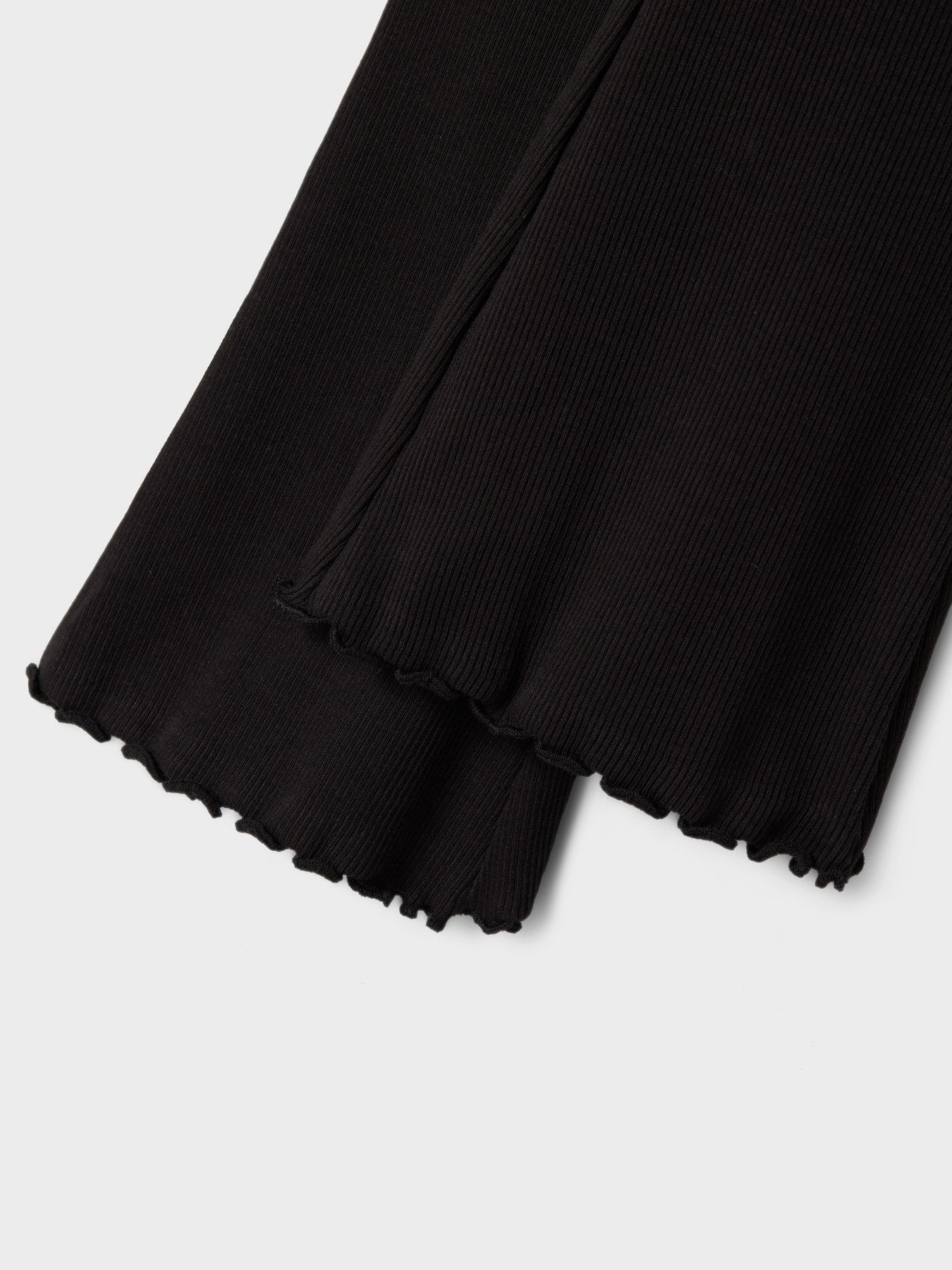 Name It svarta bootcut leggings för flicka i ekologisk bomull med ribbad struktur och mjuk stretchkvalitet