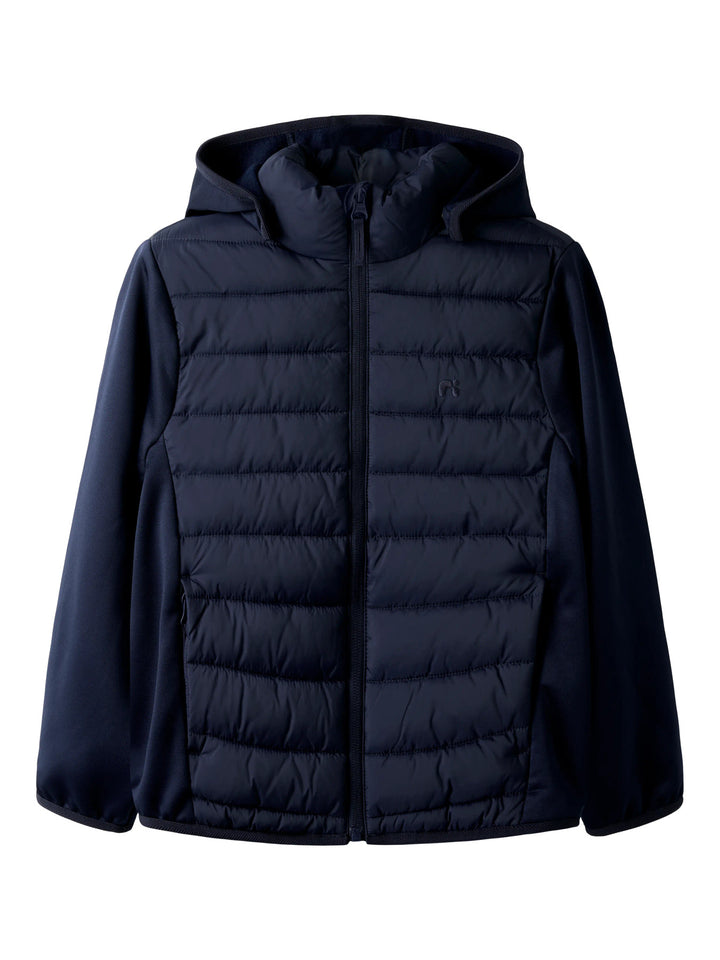Marin blå hybrid jacka till kille och tjej. Mörk blå softshell och lättvikts jacka till pojke och flicka från Name it.
NKNMIO HYBRID JACKET TB
13249204