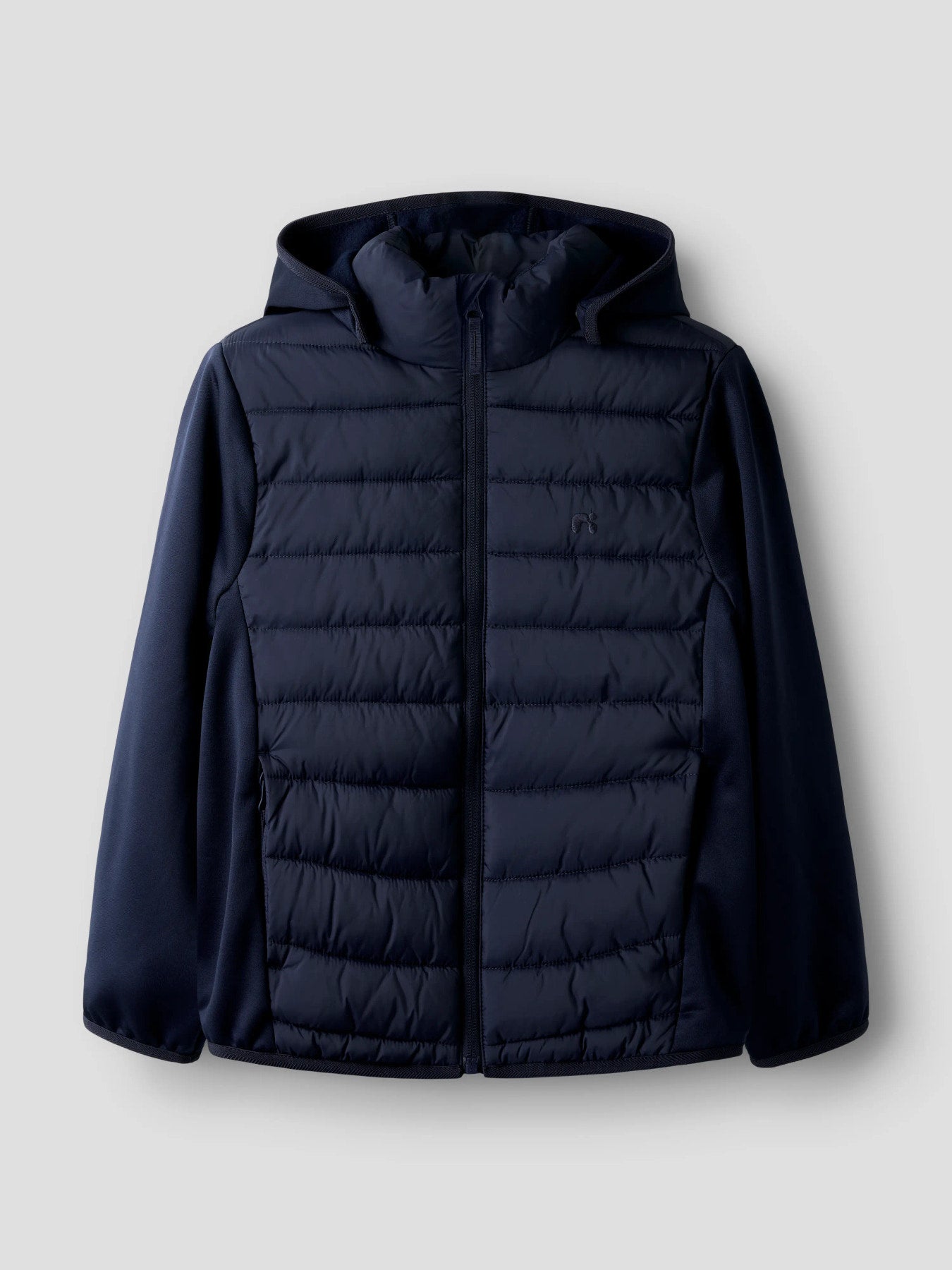 Marin blå hybrid jacka till kille och tjej. Mörk blå softshell och lättvikts jacka till pojke och flicka från Name it.
NKNMIO HYBRID JACKET TB
13249204