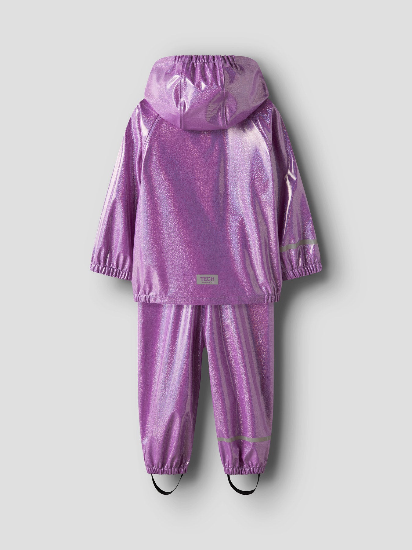 Glittrigt lila regnställ med regnjacka och regnbyxa till flicka. Galonkläder till flicka med galonbyxor med hängslen och galon och regnjacka till barn i samma matchande glitter.
NMFDRY10 RAIN SET GLITTER FO
13249219