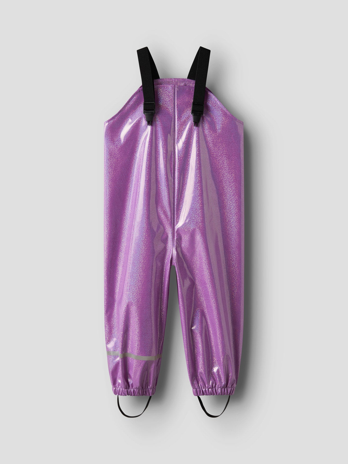 Glittrigt lila regnställ med regnjacka och regnbyxa till flicka. Galonkläder till flicka med galonbyxor med hängslen och galon och regnjacka till barn i samma matchande glitter.
NMFDRY10 RAIN SET GLITTER FO
13249219