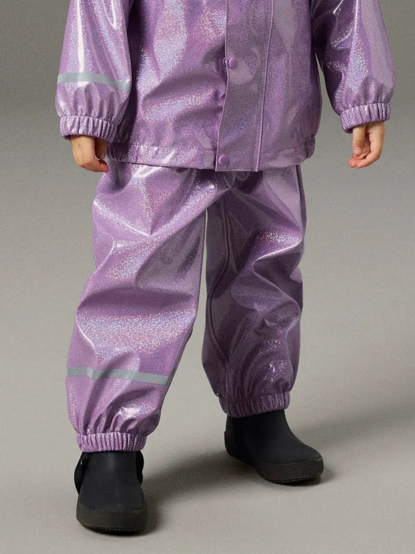 Glittrigt lila regnställ med regnjacka och regnbyxa till flicka. Galonkläder till flicka med galonbyxor med hängslen och galon och regnjacka till barn i samma matchande glitter.
NMFDRY10 RAIN SET GLITTER FO
13249219