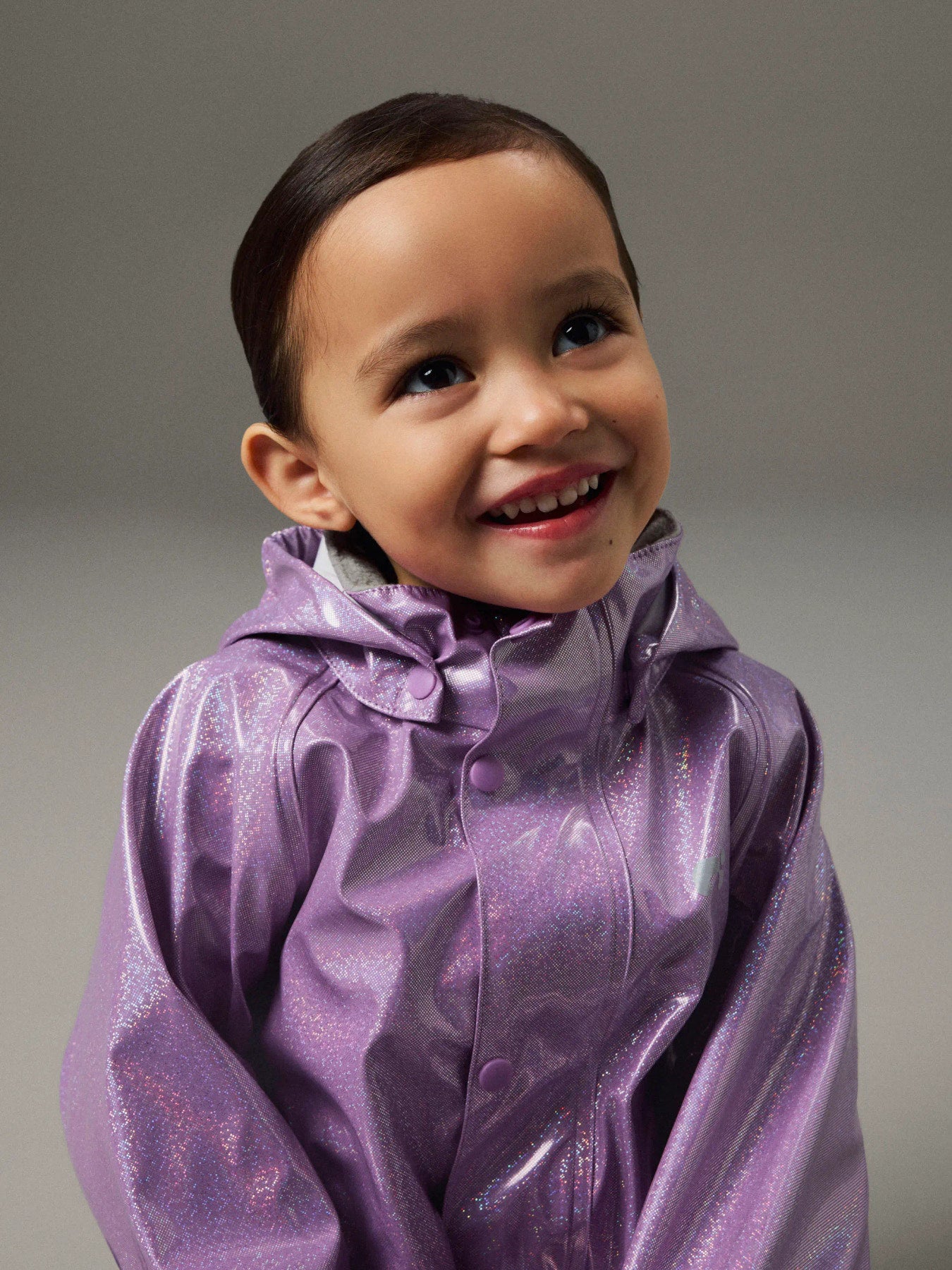 Glittrigt lila regnställ med regnjacka och regnbyxa till flicka. Galonkläder till flicka med galonbyxor med hängslen och galon och regnjacka till barn i samma matchande glitter.
NMFDRY10 RAIN SET GLITTER FO
13249219