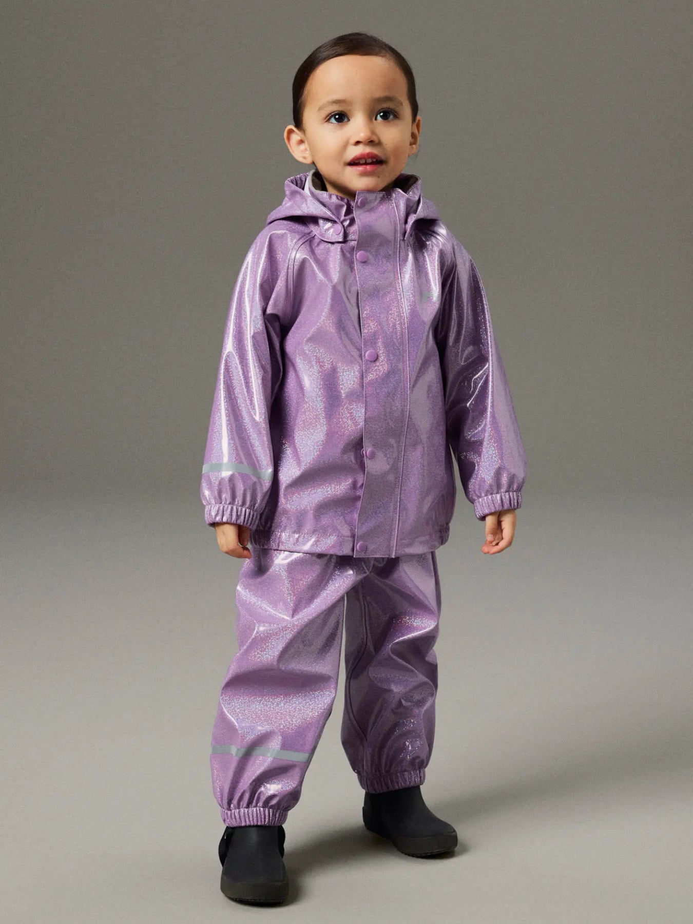 Glittrigt lila regnställ med regnjacka och regnbyxa till flicka. Galonkläder till flicka med galonbyxor med hängslen och galon och regnjacka till barn i samma matchande glitter.
NMFDRY10 RAIN SET GLITTER FO
13249219