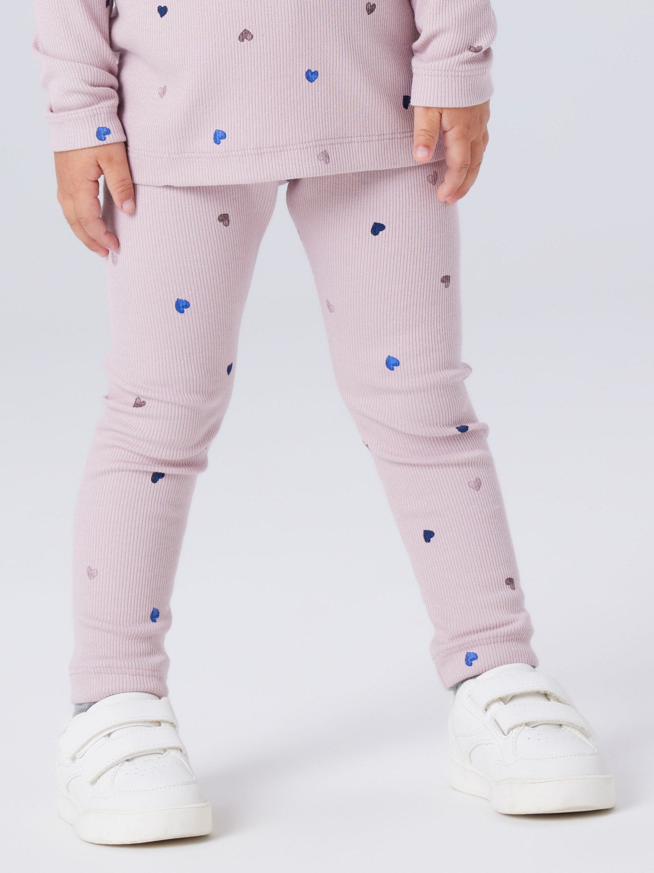 Rosa barn byxa till flicka. Ribbade barn leggings med hjärtan till flicka i ekologisk bomull från Name it . 
NMFNUTTI LEGGING NOOS
13250533