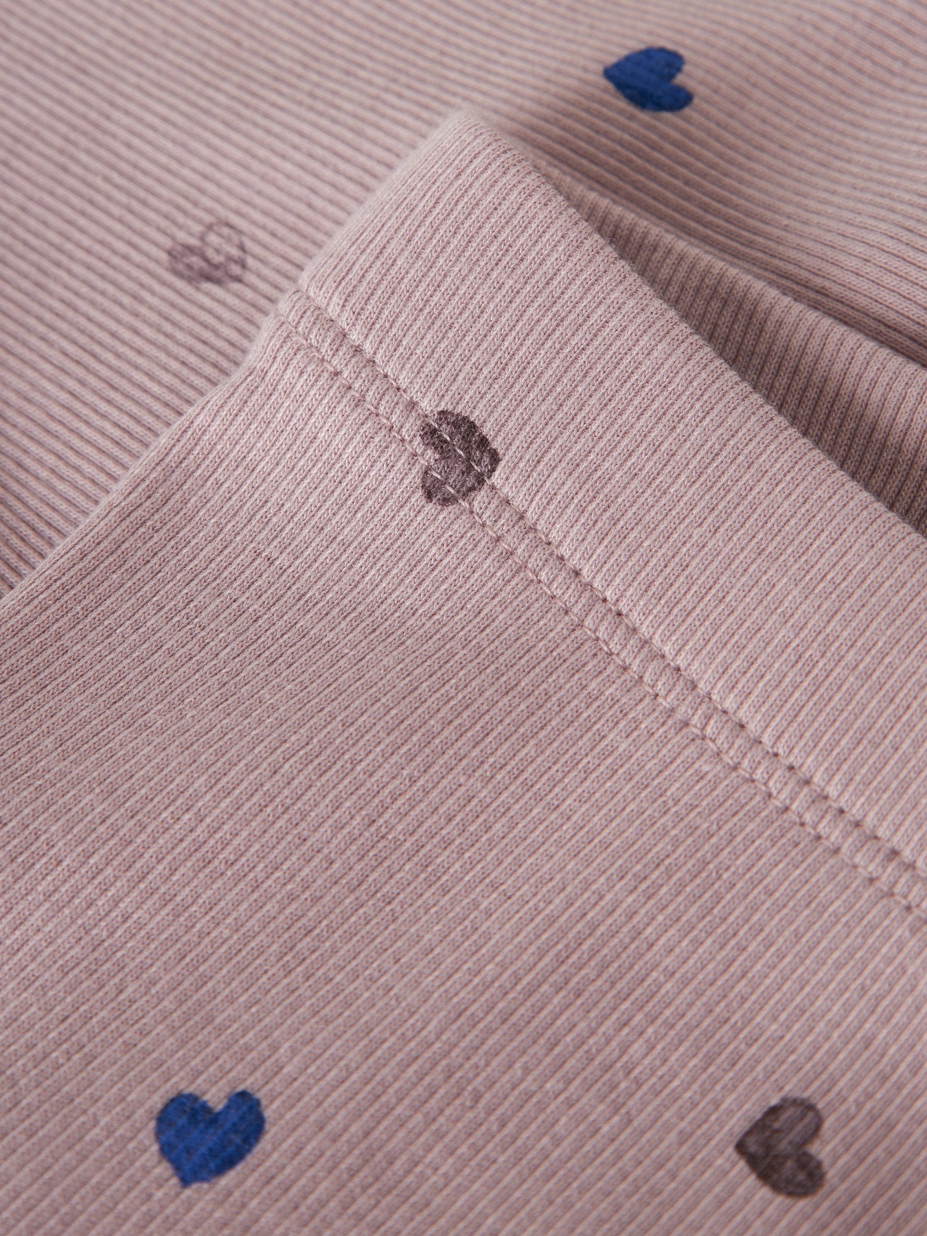 Rosa barn byxa till flicka. Ribbade barn leggings med hjärtan till flicka i ekologisk bomull från Name it . 
NMFNUTTI LEGGING NOOS
13250533