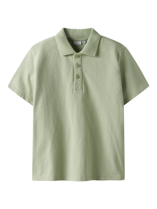 Klassisk enfärgad grön piké tröja till pojke. Kortärmad pike tröja i skön bomull från Name it till barn och ungdom kille.
NKMHANNI SS NREG POLO PB
13251000