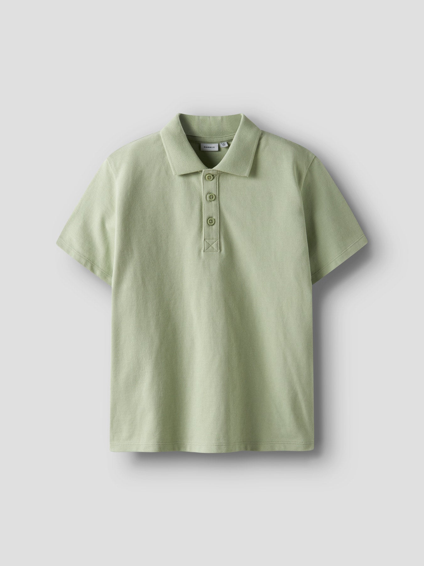 Klassisk enfärgad grön piké tröja till pojke. Kortärmad pike tröja i skön bomull från Name it till barn och ungdom kille.
NKMHANNI SS NREG POLO PB
13251000