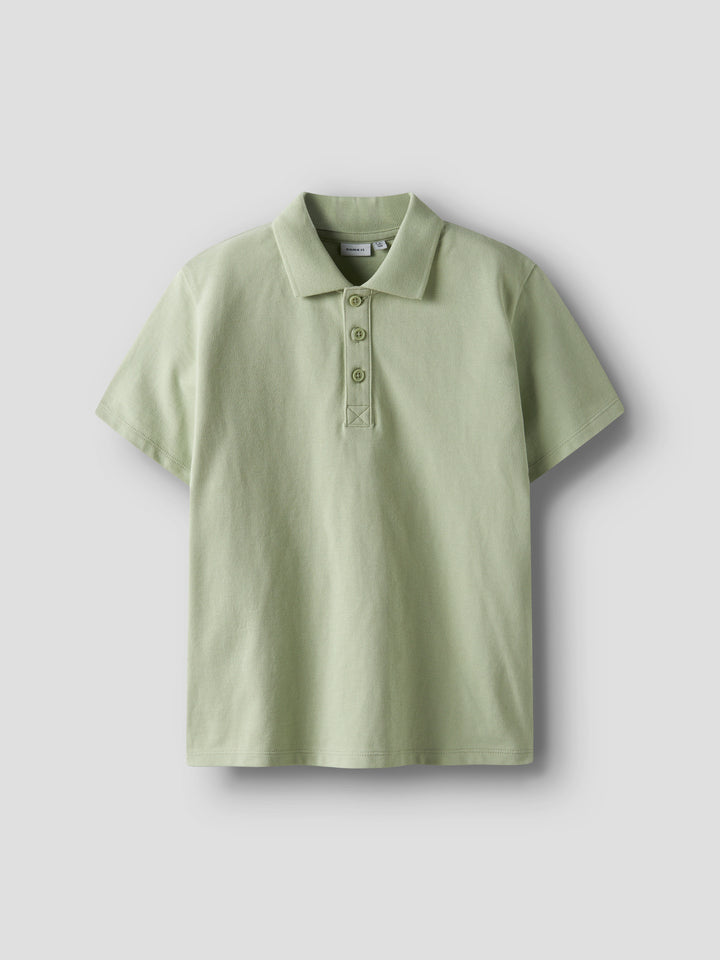Klassisk enfärgad grön piké tröja till pojke. Kortärmad pike tröja i skön bomull från Name it till barn och ungdom kille.
NKMHANNI SS NREG POLO PB
13251000