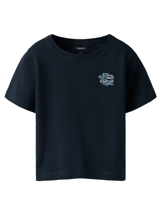 Enfärgad blå kortärmad t-shirt till pojke. Ekologiska barnkläder till pojke, t-shirt från Name it.
NMMFRANK SS NREG TOP BOX PB
13251009