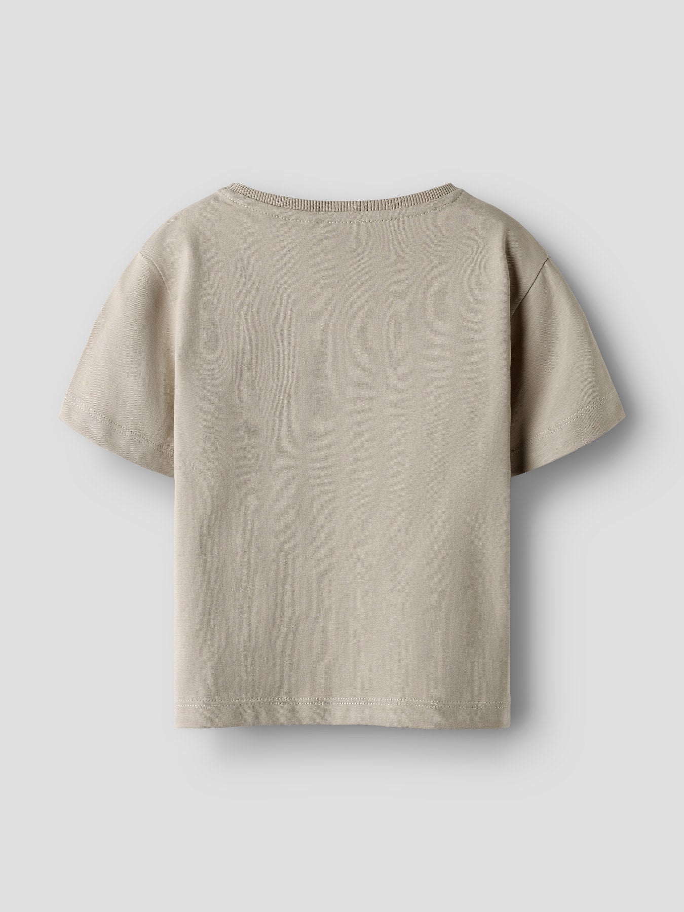 Enfärgad beige kortärmad t-shirt till pojke. Ekologiska barnkläder till pojke, t-shirt med krabba från Name it.
NMMFRANK SS NREG TOP BOX PB
13251009