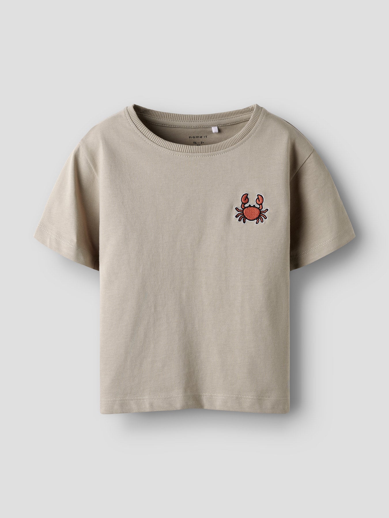 Enfärgad beige kortärmad t-shirt till pojke. Ekologiska barnkläder till pojke, t-shirt med krabba från Name it.
NMMFRANK SS NREG TOP BOX PB
13251009