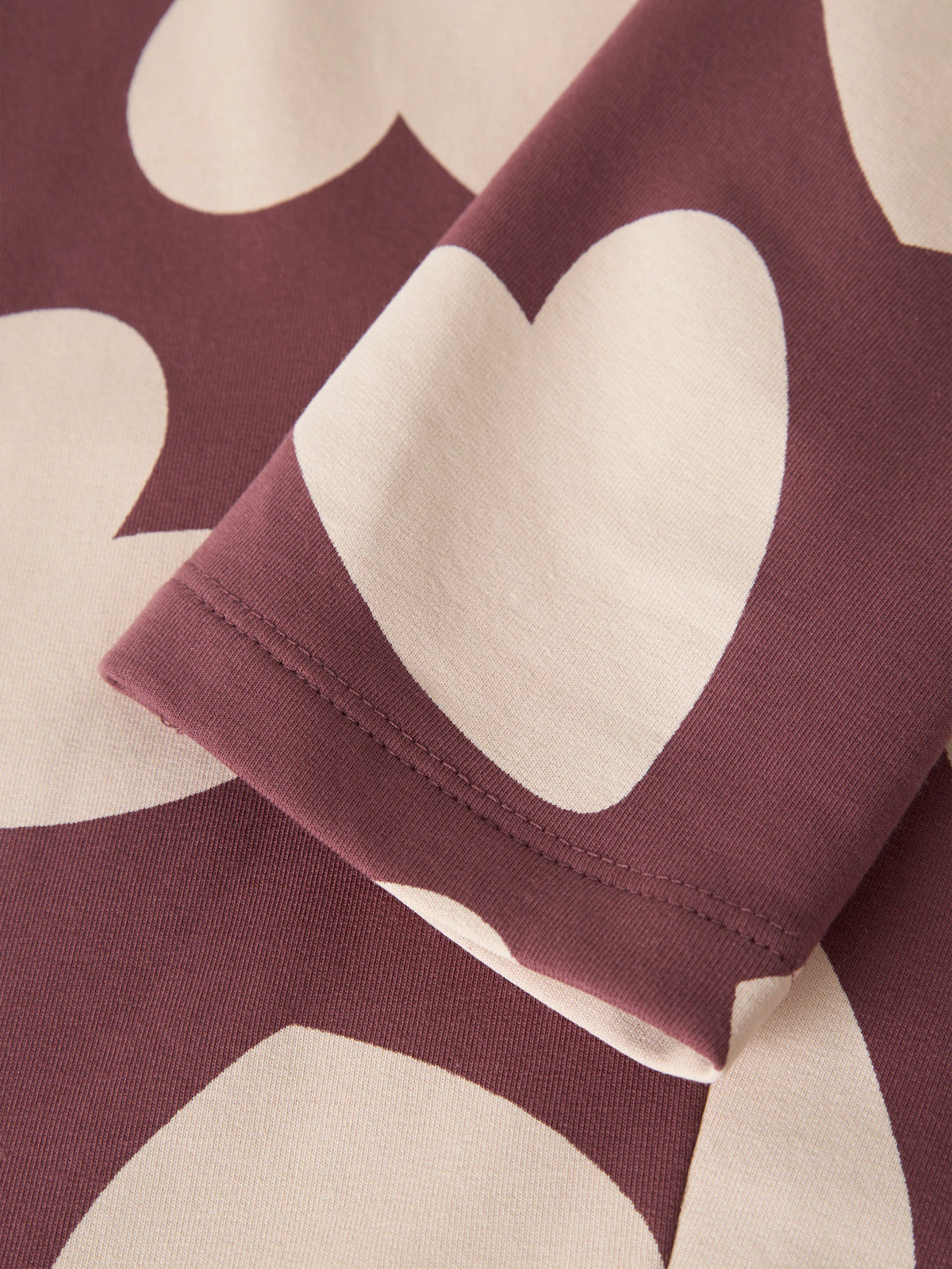 Name It Davina sweatleggings till flicka i färgen Wild Ginger med stora vita hjärtan.