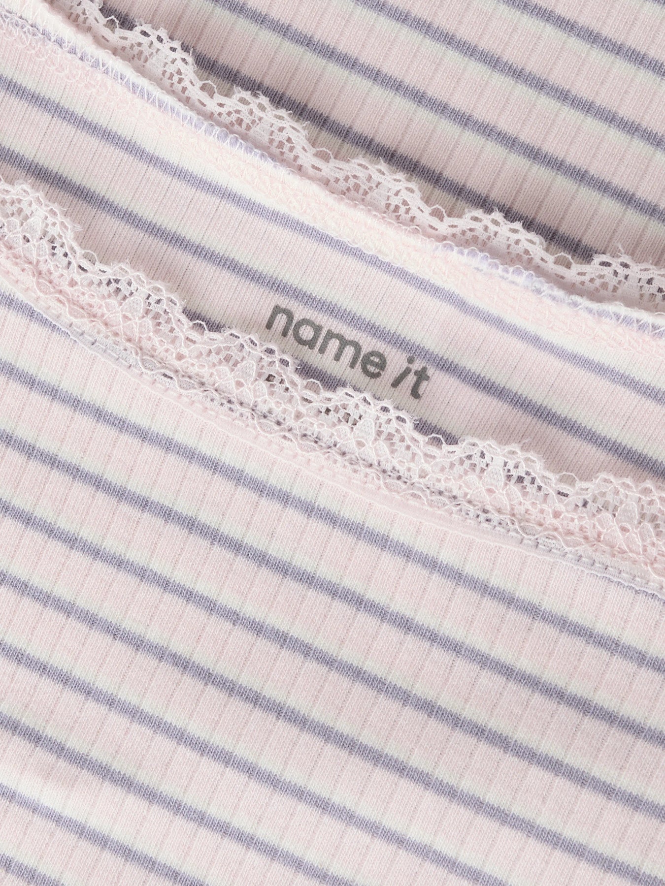 Rosa randigt linne med smala axelband till flicka. Tank linne till barn ungdom tjej från Name it.
NKFFENSINA SL SLIM TOP PB
13251228