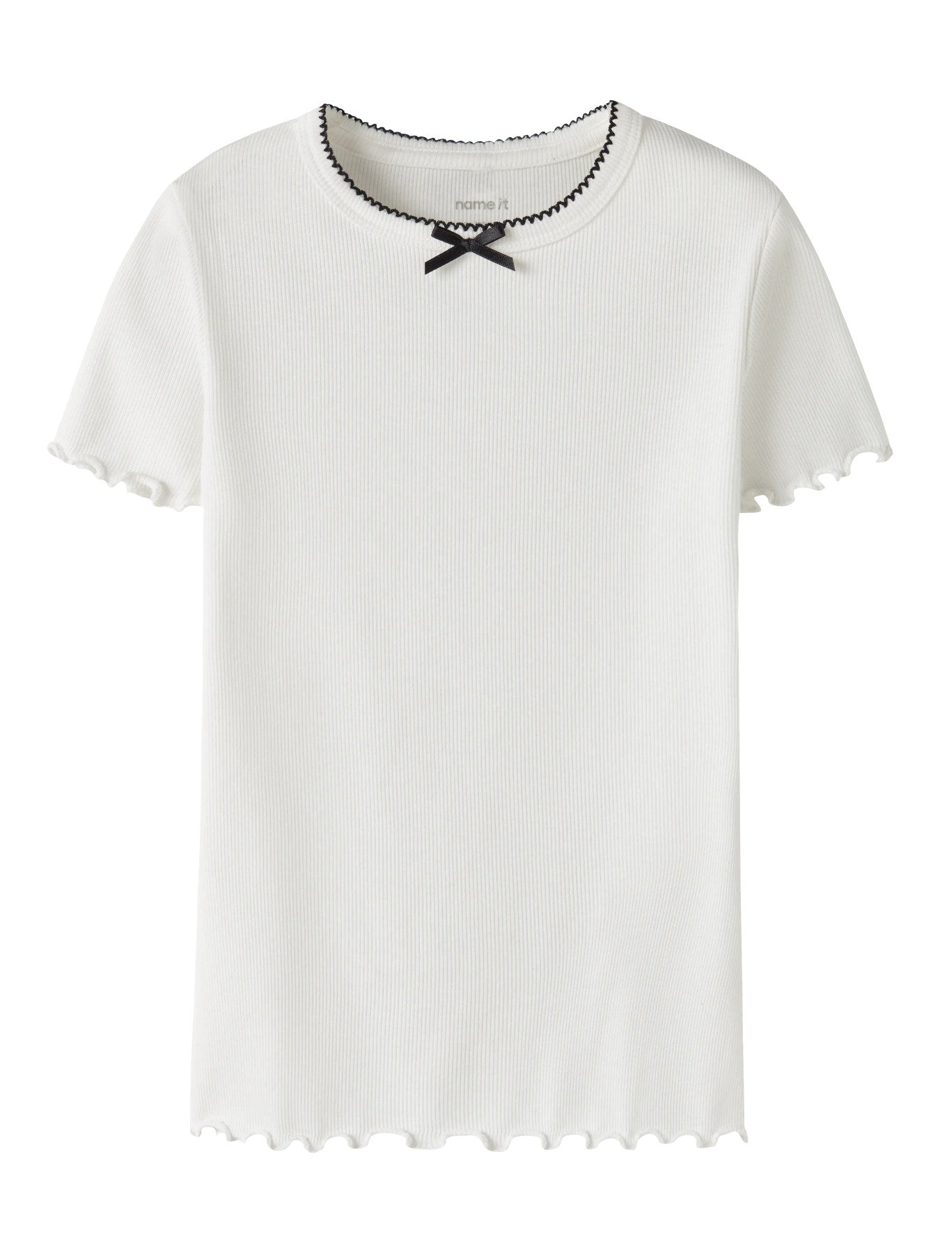 Söt vit kortärmad topp med svart rosett. T-shirt till flicka i ekologisk bomull från Name it.
NKFFIONA SS SLIM TOP PB
13251233