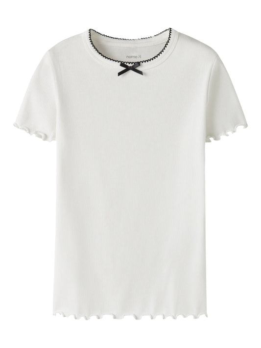 Söt vit kortärmad topp med svart rosett. T-shirt till flicka i ekologisk bomull från Name it.
NKFFIONA SS SLIM TOP PB
13251233