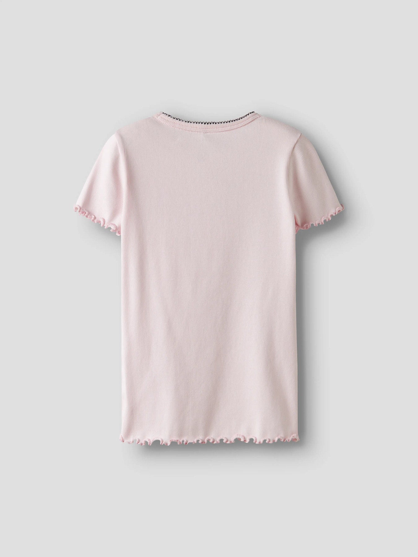 Söt ljus rosa kortärmad topp med svart rosett. T-shirt till flicka i ekologisk bomull från Name it.
NKFFIONA SS SLIM TOP PB
13251233