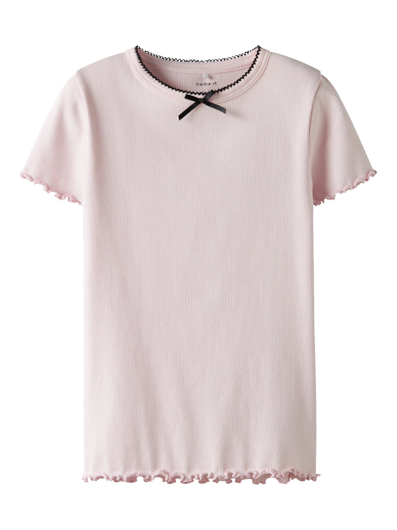 Söt ljus rosa kortärmad topp med svart rosett. T-shirt till flicka i ekologisk bomull från Name it.
NKFFIONA SS SLIM TOP PB
13251233