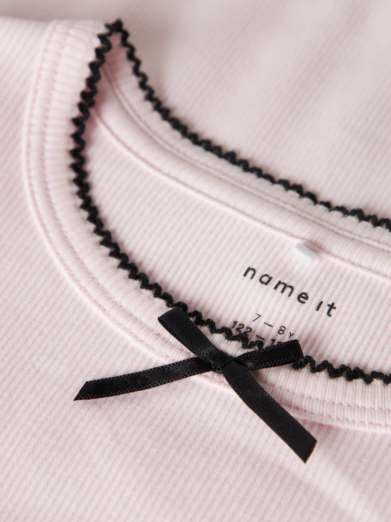 Söt ljus rosa kortärmad topp med svart rosett. T-shirt till flicka i ekologisk bomull från Name it.
NKFFIONA SS SLIM TOP PB
13251233