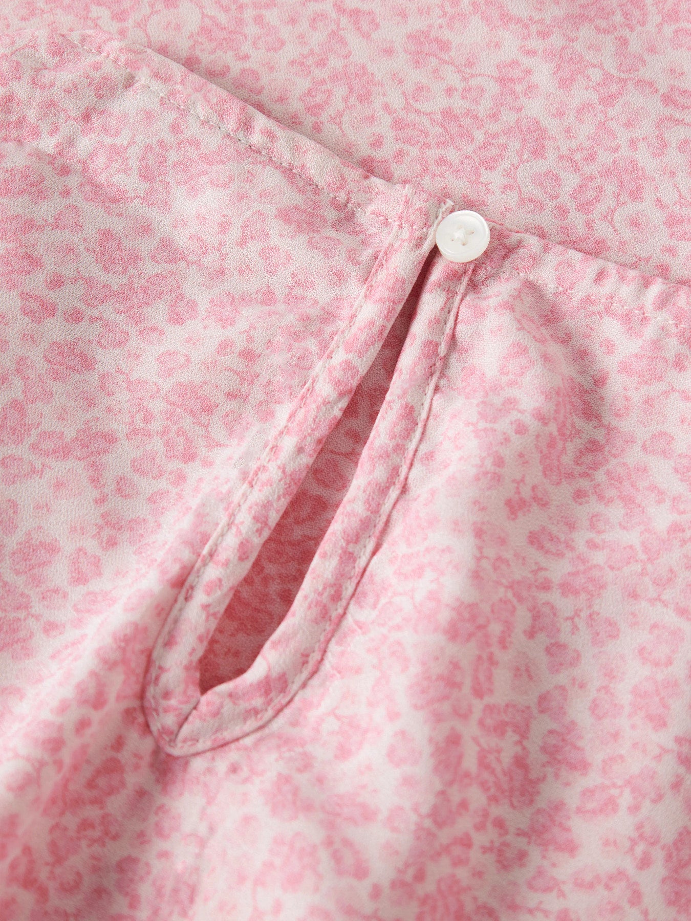 Söt små blommig omlott klänning till flicka. Omlottklänning i rosa blommor på sommarklänning från Name it.
NKFFANY SS WRAP DRESS PB
13251247