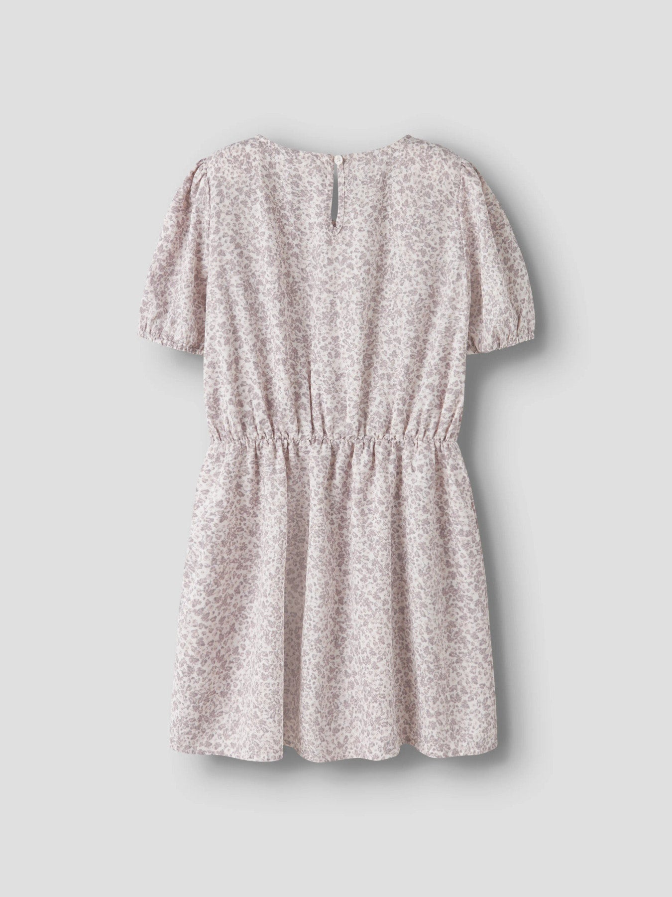 Söt små blommig omlott klänning till flicka. Omlottklänning i grå lila blommor på sommarklänning från Name it.
NKFFANY SS WRAP DRESS PB
13251247