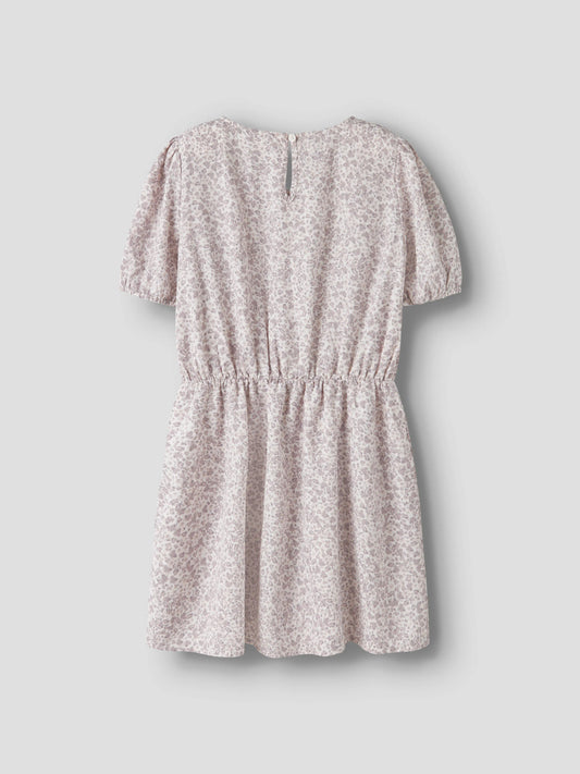 Söt små blommig omlott klänning till flicka. Omlottklänning i grå lila blommor på sommarklänning från Name it.
NKFFANY SS WRAP DRESS PB
13251247