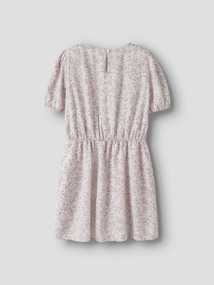Söt små blommig omlott klänning till flicka. Omlottklänning i grå lila blommor på sommarklänning från Name it.
NKFFANY SS WRAP DRESS PB
13251247