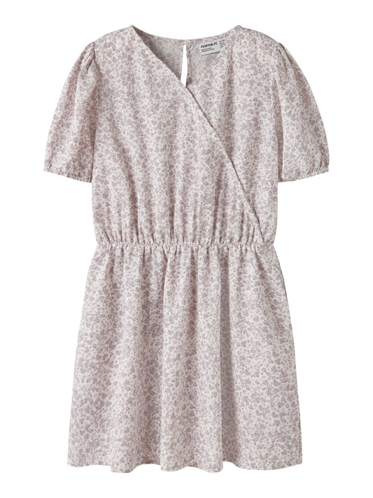 Söt små blommig omlott klänning till flicka. Omlottklänning i grå lila blommor på sommarklänning från Name it.
NKFFANY SS WRAP DRESS PB
13251247