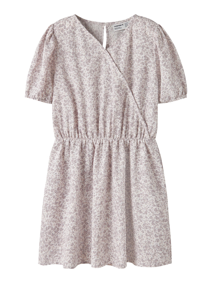 Söt små blommig omlott klänning till flicka. Omlottklänning i grå lila blommor på sommarklänning från Name it.
NKFFANY SS WRAP DRESS PB
13251247
