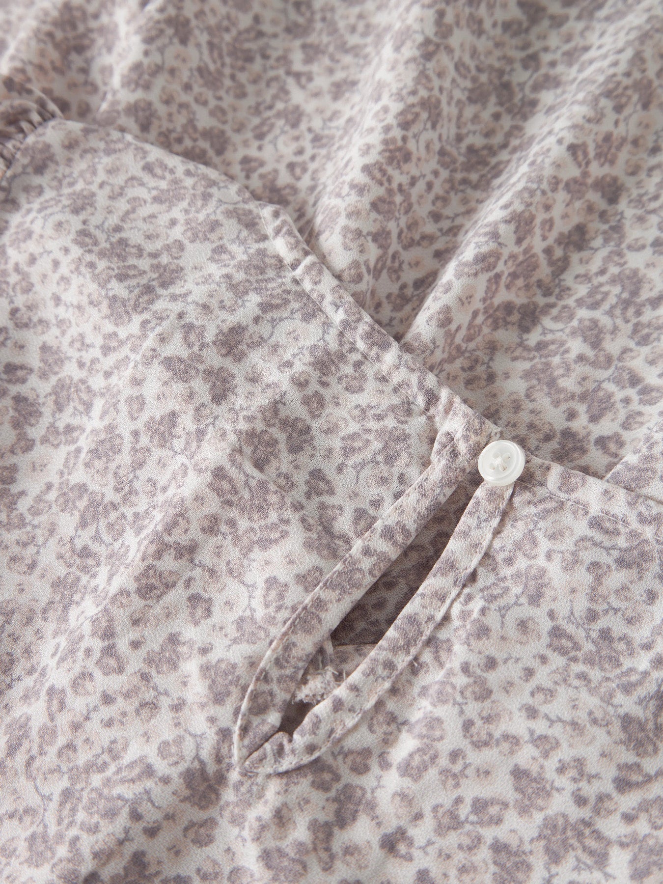 Söt små blommig omlott klänning till flicka. Omlottklänning i grå lila blommor på sommarklänning från Name it.
NKFFANY SS WRAP DRESS PB
13251247