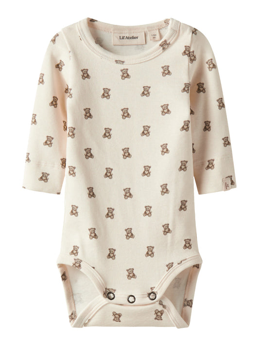 Lil' Atelier beige body med nallemönster för baby unisex i ekologisk bomull och TENCEL™ Lyocell med tryckknappar och mjuk stretchkvalitet