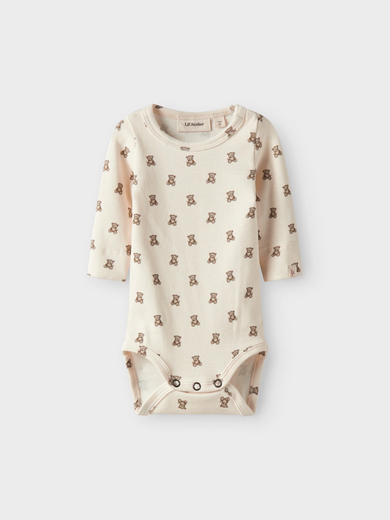 Lil' Atelier beige body med nallemönster för baby unisex i ekologisk bomull och TENCEL™ Lyocell med tryckknappar och mjuk stretchkvalitet