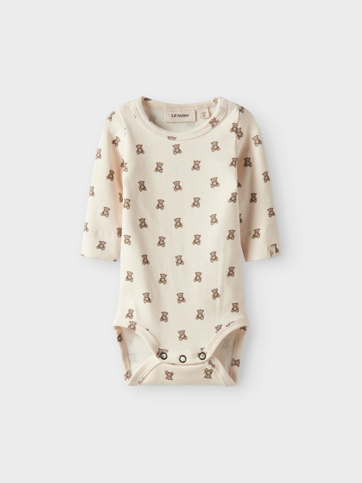 Lil' Atelier beige body med nallemönster för baby unisex i ekologisk bomull och TENCEL™ Lyocell med tryckknappar och mjuk stretchkvalitet