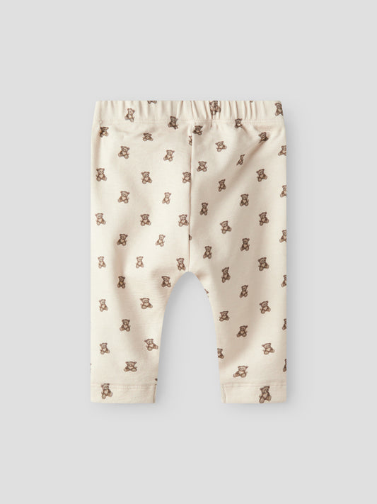Lil' Atelier beige babybyxa till pojke och flicka med nallemönster, reglerbar midja och mjuk jerseykvalitet